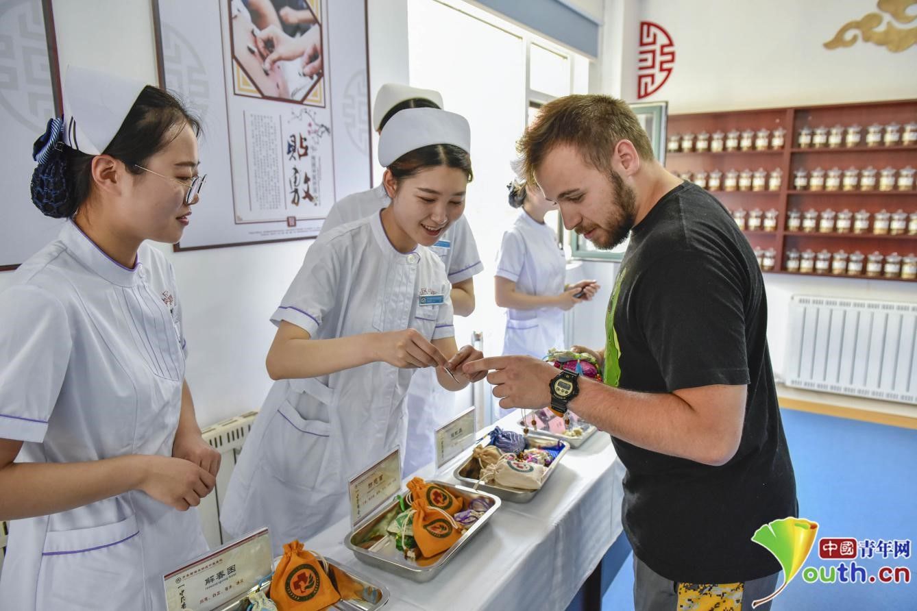 外国留学生青岛体验中医疗法 制作中药香囊