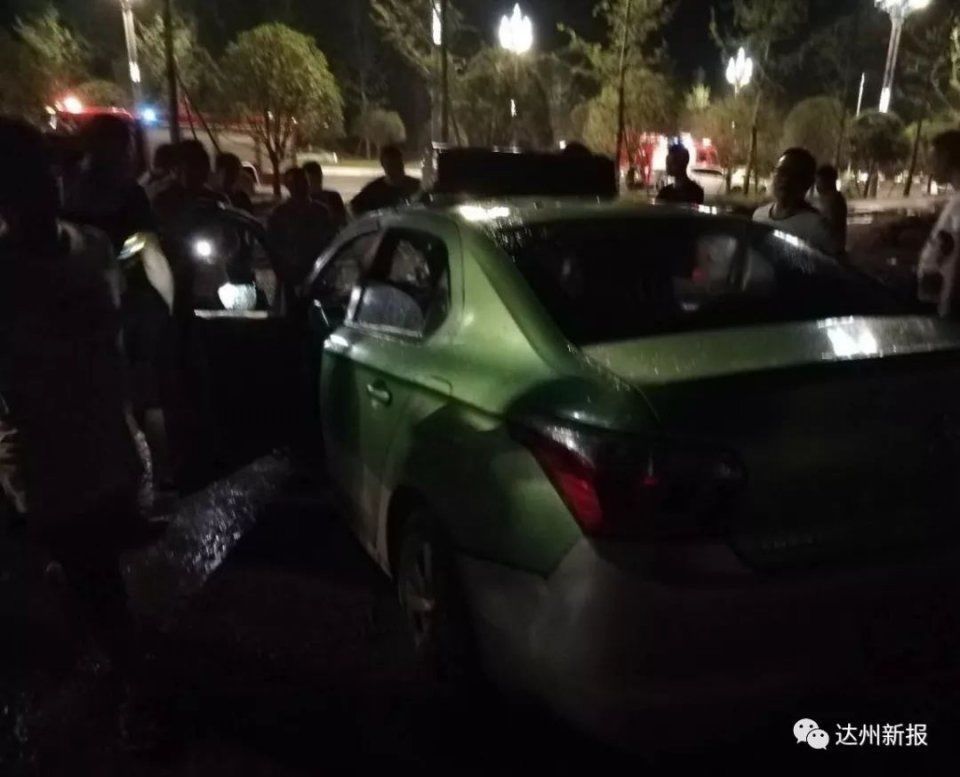 今日凌晨达州一出租车发生自燃,消防官兵及时