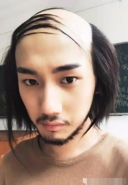 抖音史上最帅中分哥爆红,看到他的最终发型。