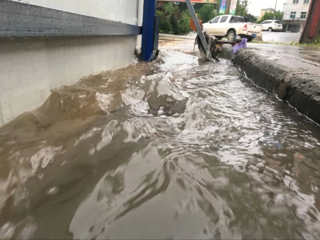 夜间降雨，清水江涨水，凯里岑巩个别街面被淹！