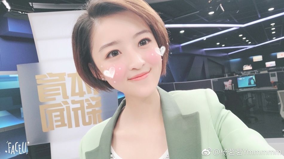 中超颁奖美女主持靓丽自拍