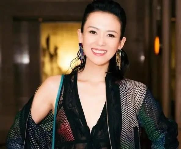 章子怡人到中年，独独偏爱大气珠宝首饰，时尚值不减当年