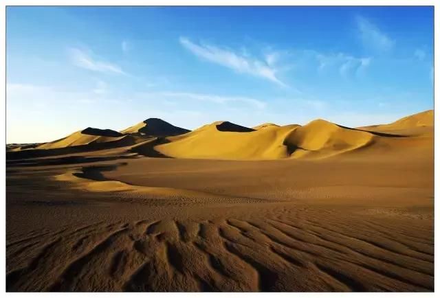 在浩瀚无际的库布其沙漠中，出现一个奇迹，一个海市蜃楼般的存在