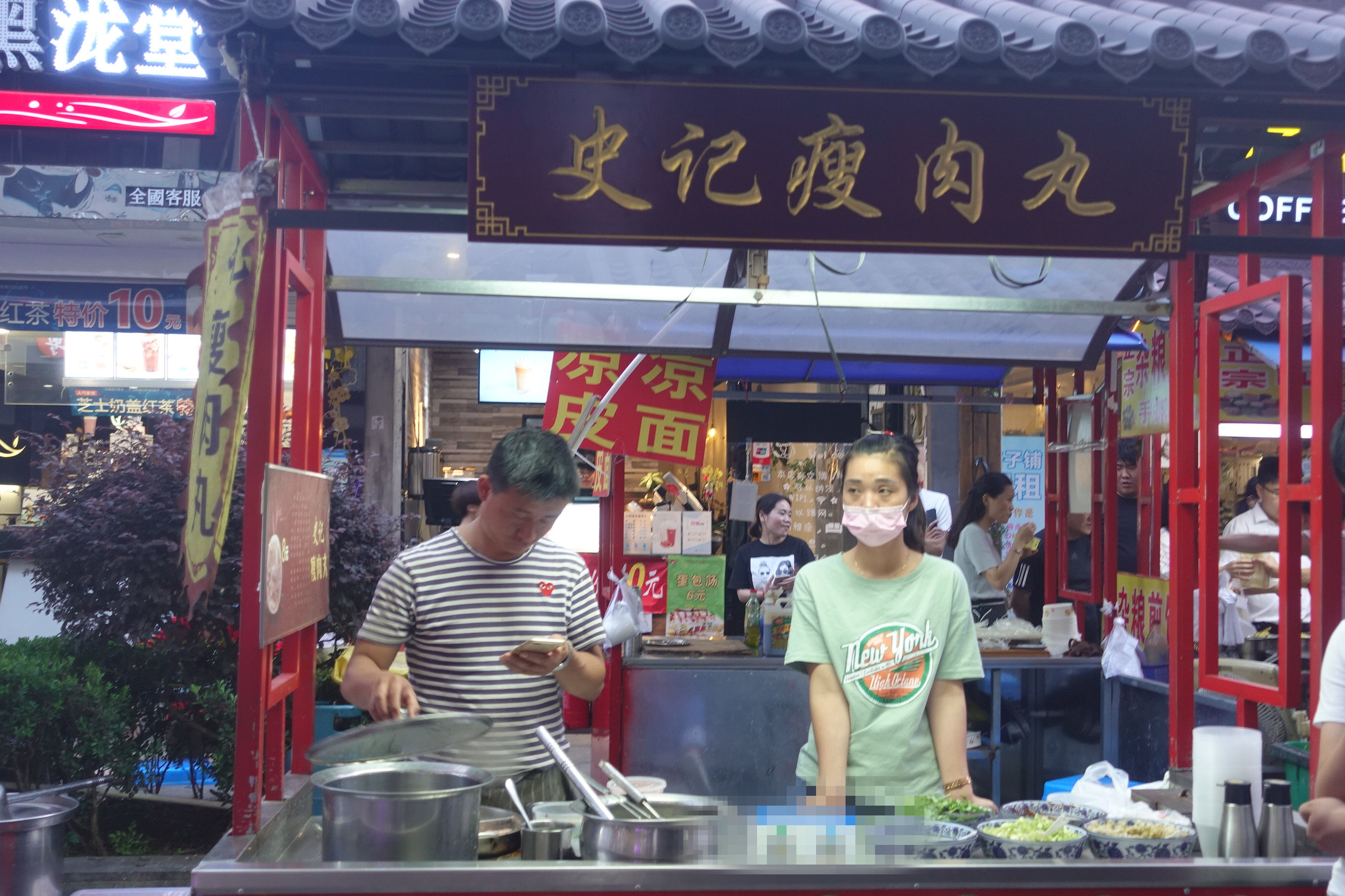 95后无声小夫妻摆摊卖瘦肉丸,8元一份生意好