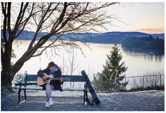 即使远在挪威王源也穿着易烊千玺喜欢的服装品