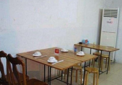 老人因节约吃隔壁桌的剩饭, 结账时老板的做法