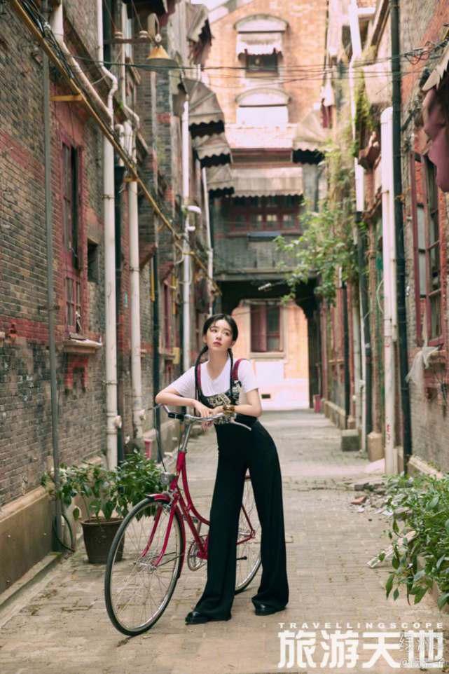 纪凌尘已配不起，阚清子安排双马尾拍复古照，又纯又欲，太有女人味
