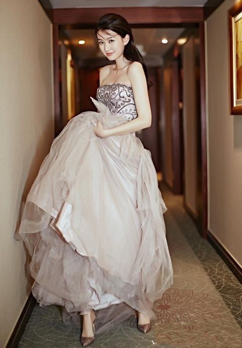 23岁乔欣与25岁迪丽热巴同穿长裙,谁赢了?