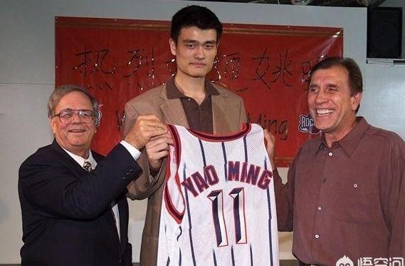 姚明当年被选中状元时, 美国球迷是什么反应?