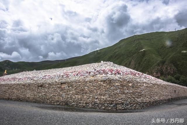 一人丢一块石头，结果成为世界最大的石堆，据说已达20亿