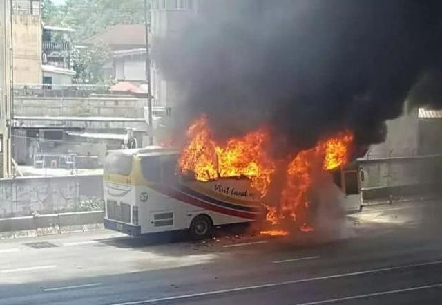 满载中国游客的大巴在泰国起大火，游客惊慌痛哭