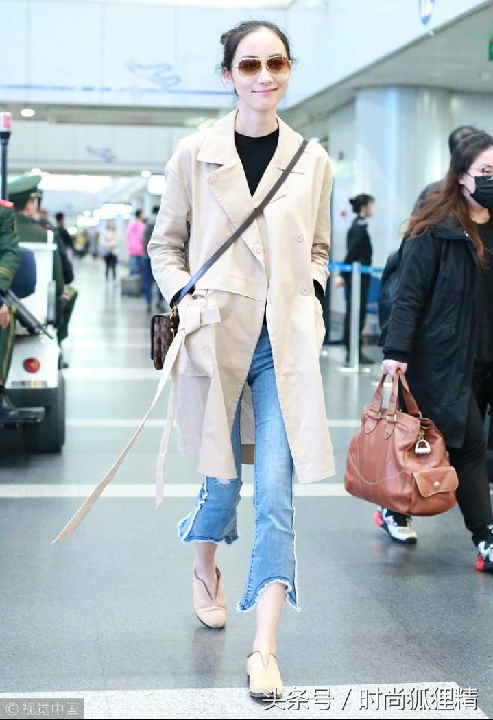 韩雪机场秀也P图,风衣四张图片四种颜色,穿平