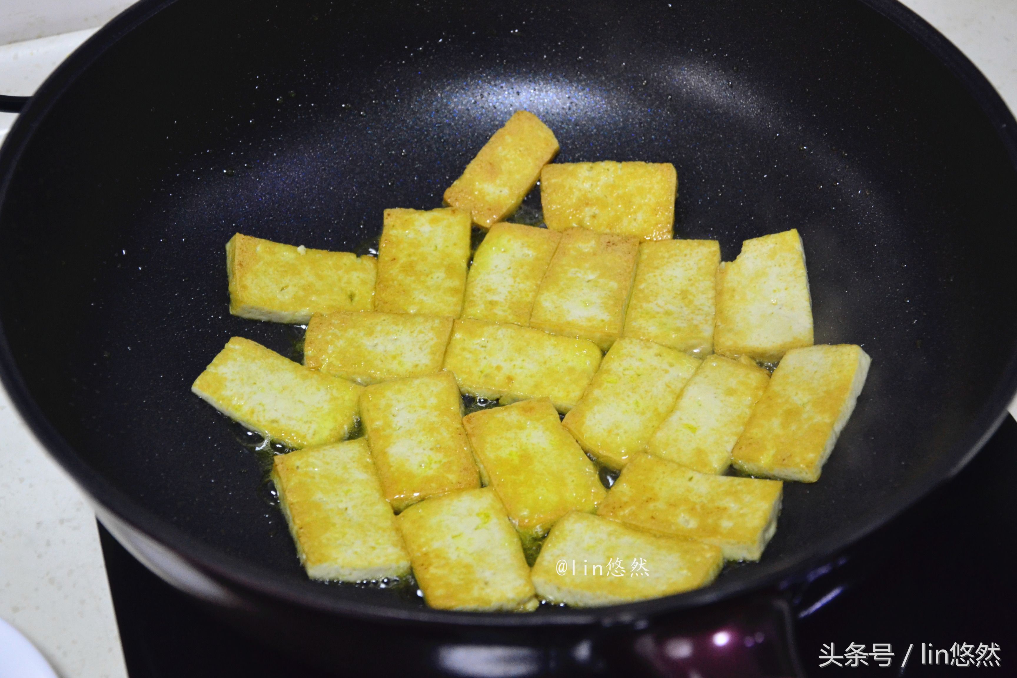 这盘菜酸辣香，下饭真不错，好吃的秘诀就是这坛子天然调味剂