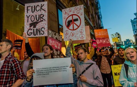 纽约爆发反枪支游行 谴责拉斯维加斯枪击案