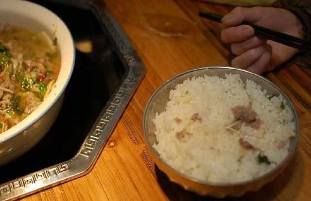 看看这饭店的员工餐，和你想象的一样吗，觉得这老板对员工怎么样