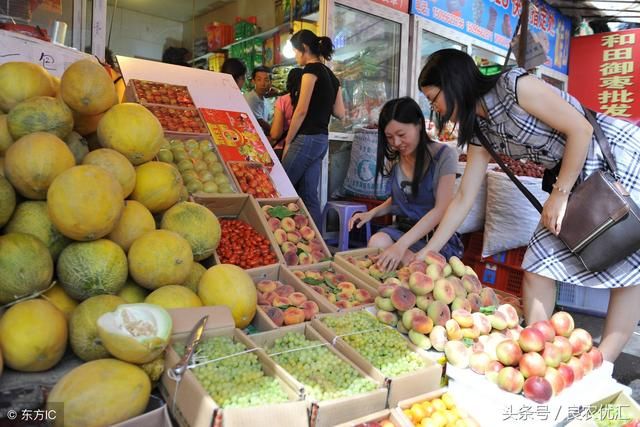 满地水果烂掉,扔掉,而城里人高呼吃不起,这中间有什么猫腻?