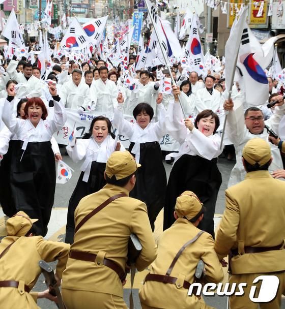 韩国民众纪念独立运动 大妈痛打“鬼子”到下跪