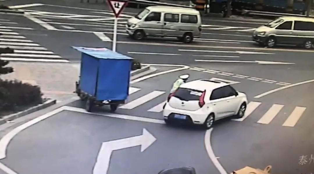 今天中午12点多 泰兴一路口 一辆轿车拖行辅警