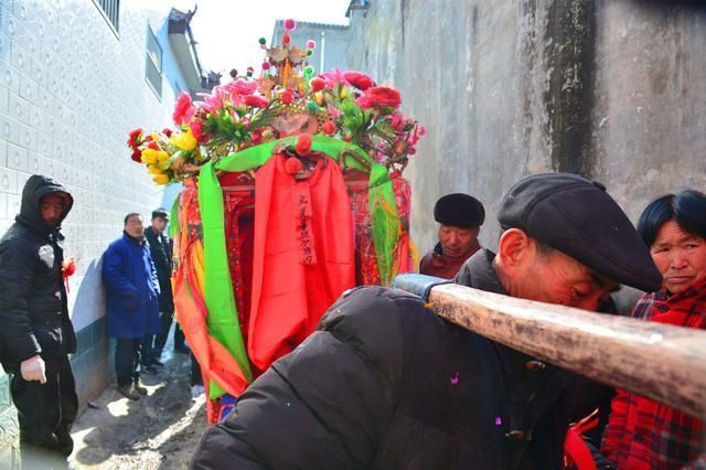 嫌前男友家穷酸分了手，八年后我带女儿去租房，一见房东愣了