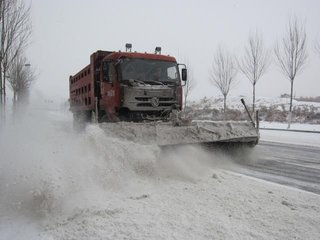 鸡西市迎来狗年首场大雪 环卫工人昼夜清雪保畅通