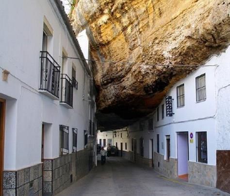 盖在悬崖下的房子，有种要随时会塌的感觉，来体验的游客络绎不绝