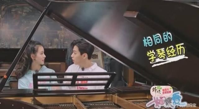 陈都灵和刘宪华找到了共同话题,一起弹奏钢琴