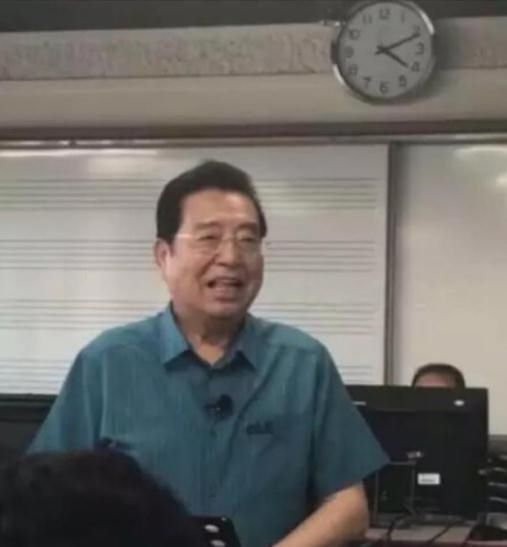 81岁老歌唱家李双江仍然各地商演演出，近照曝光精神抖擞红光满面
