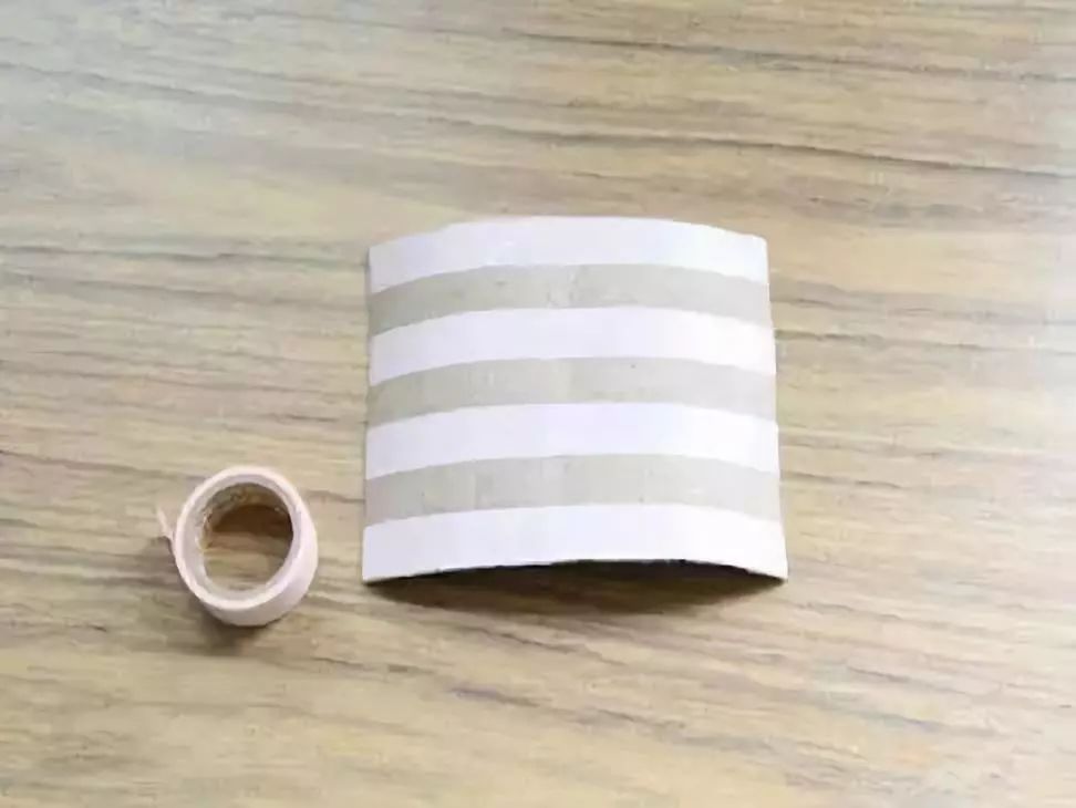 本文导读 家里的各种用完的东西都可以废物利用起来制作更有价值的东西,像是各种瓶瓶罐罐就可以来制作笔筒之类的手工,卫生纸筒是使用率非常高的一种手工制作材料了,我们下面就用卫生纸筒来制作儿童玩具,这样的彩虹望远镜是不是很漂亮呢? 小莉老师带你和孩子一起,唱儿歌、做手工。每天30分钟,既体验了语言的魅力,又增加了与孩子之间的交流,快一起来吧。 作者 丨小莉老师 本文由《幼儿园手工》编辑,转载须注明来源! 先来一首趣味儿歌 我们先听一首儿歌,和宝宝一起来唱。 纸筒迷彩望远镜 想看到很远很远的地方吗?做个望远镜吧