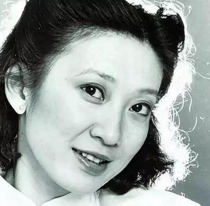 64岁林青霞与67岁施南生韩国旅游现身,依旧容