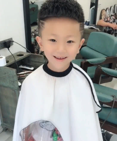 七岁小男孩剪头发,剪完后理发师感叹,只有小朋
