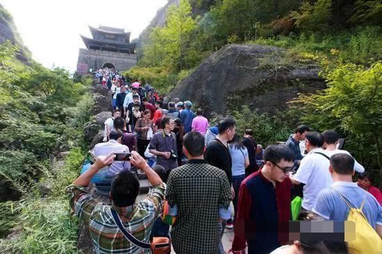 四川最怪的景点，对当地人收费，却对东北人免费!四川人还点赞?