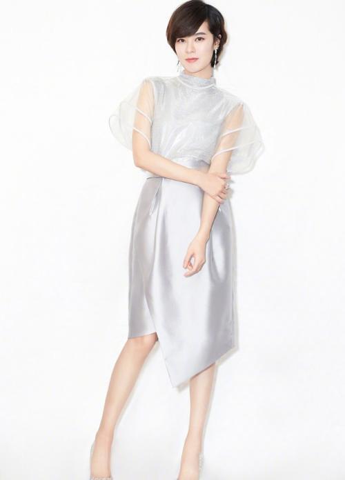郁可唯的银色连衣裙够美了,可非要套上塑料布