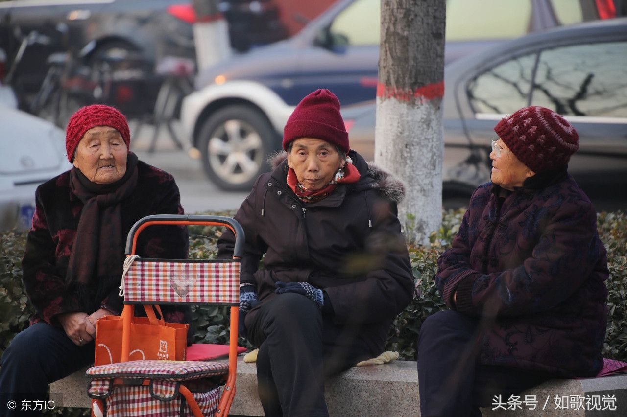 农村老人与城市老人16张对比图,环境不同,日子过得也不同
