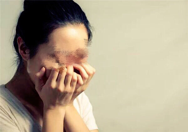 我车祸瘫痪，老公坚持照顾，听到他在打电话，我紧紧捂住嘴巴