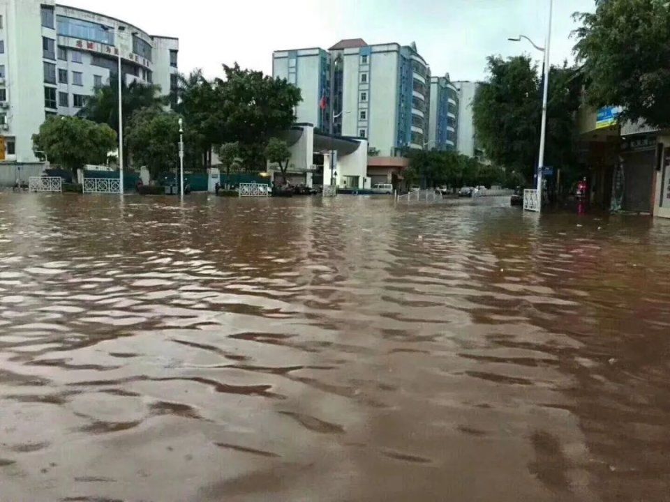 雷暴雨突袭广州!广东多地严重水浸+塞车!未来还有5号台风...