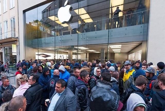 想当初iPhone X刚上市的时候,那情景真让人记忆犹新。一机难求不说,价格更是高得离谱。好些平台的黄牛甚至将价格炒到2万一部。不得不说,真的有点贵。虽然作为苹果的旗舰机,iPone X的性能确实甩开华为三星的旗舰机。其A11芯片,跑分竟能高达20多万,可以说相当惊人。但始终偏贵了,况且国产机也不差。