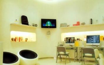 大学生首次创业,开手机店年赚百万