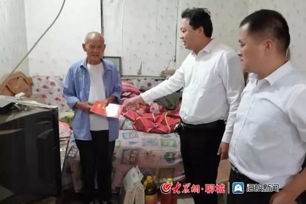 看望老党员活动报道