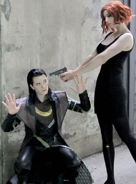 御姐cos黑寡妇,身子微微往下倾,网友:感觉要