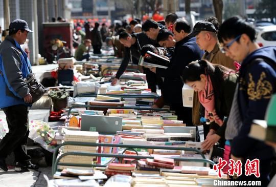 【新春见闻】西安春节里的街头旧书集市