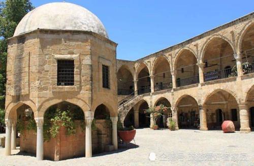 全球最奇怪的首都,一个城市却挂着两国国旗,就