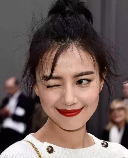 女生小碎发太多很难看?看化妆师教你一个小窍