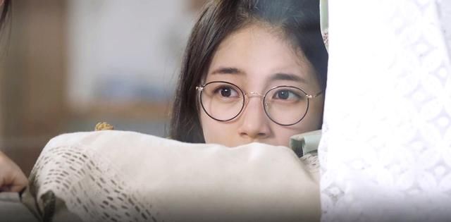 《当你沉睡时》秀智短发+眼镜,形象超级可爱啊