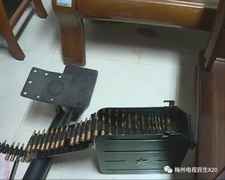 吓人!民房内囤有不少子弹、炮弹和枪,这些东西