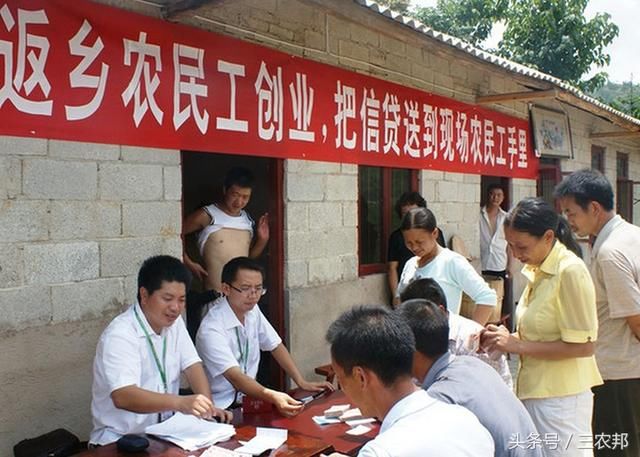 城市上演“抢人大战”，农民工却陆续返乡，专家给的解释很尴尬！