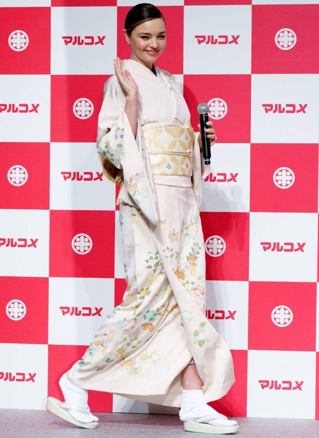 原创 米兰达可儿换紧身裤再穿灰大衣最少显胖