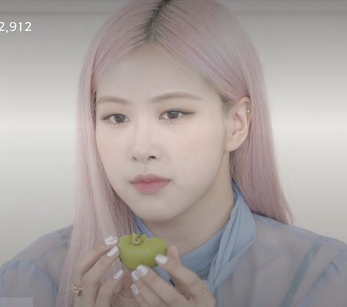 blackpink回归直播太惊艳，Lisa和男人拥抱了