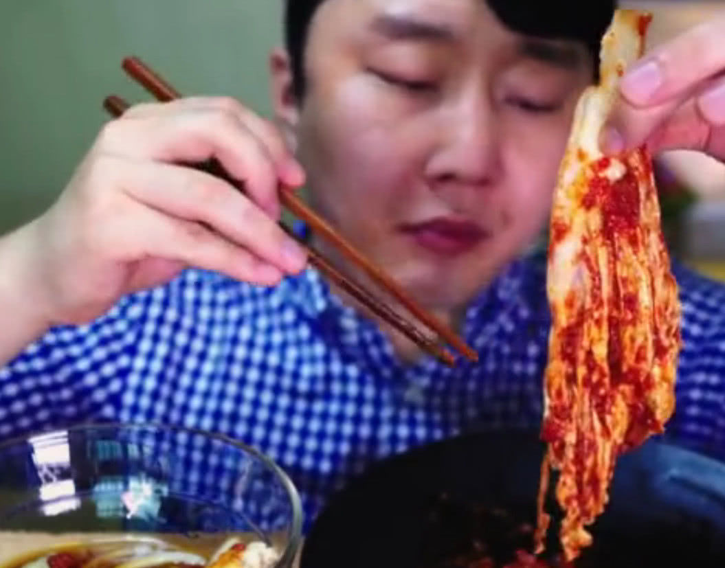 韩国小哥直播吃一碗糖醋牛肉里脊和辣白菜,看