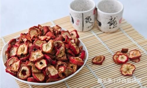 山楂片泡水喝有什么功效和作用 t01b6df06baf88aa09b.jpg