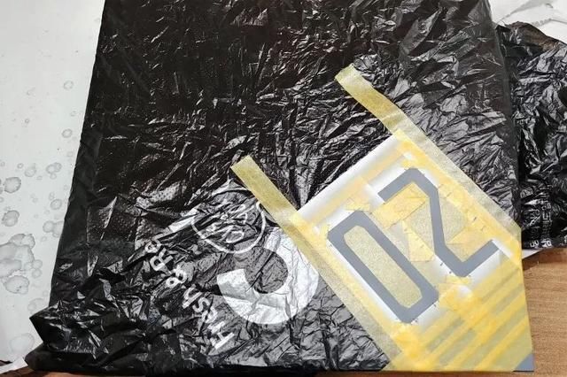 佳作:高达模型还原动漫经典梗怀中抱妹杀